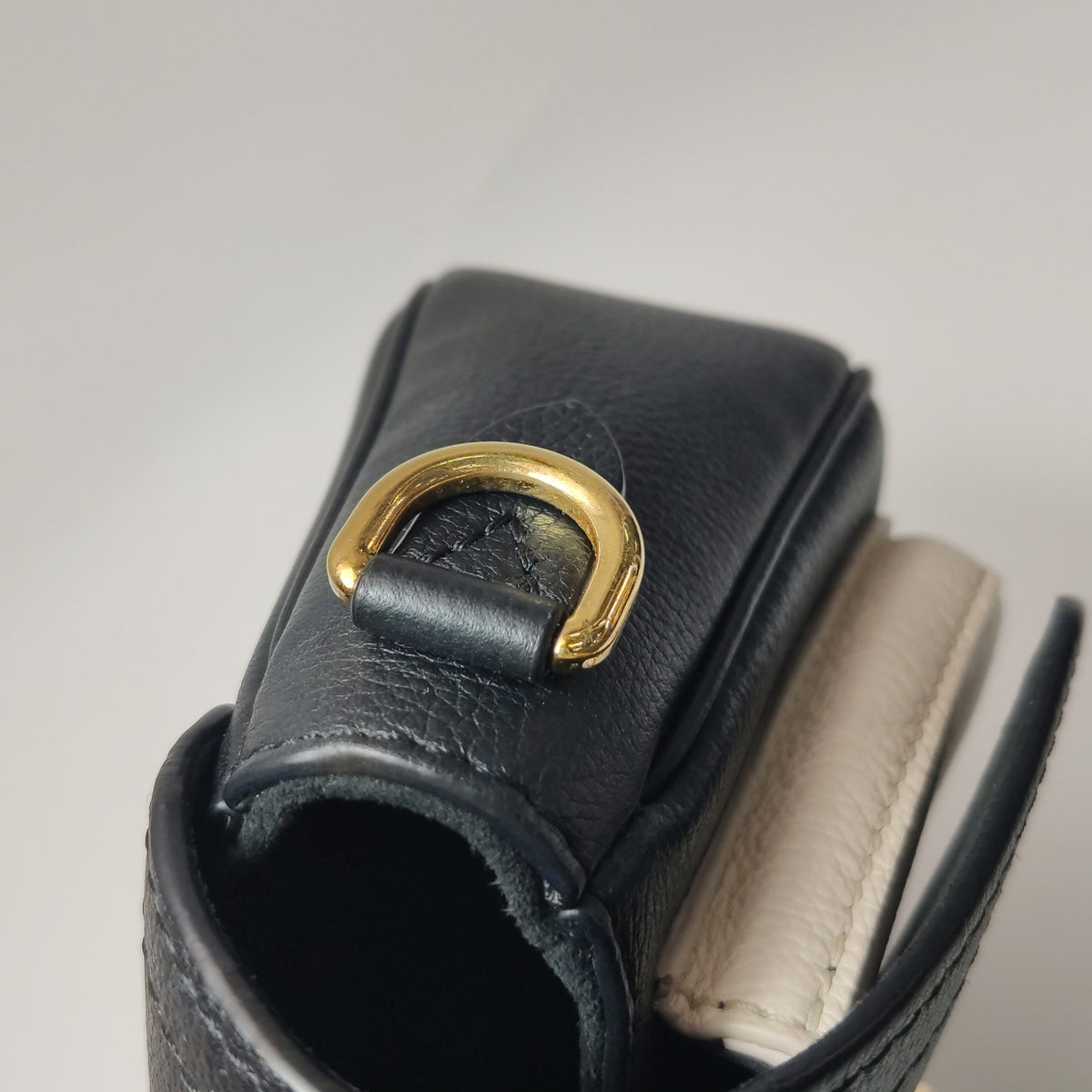 Louis Vuitton Black Crossbody 19 x 13 x 8 cm M58557