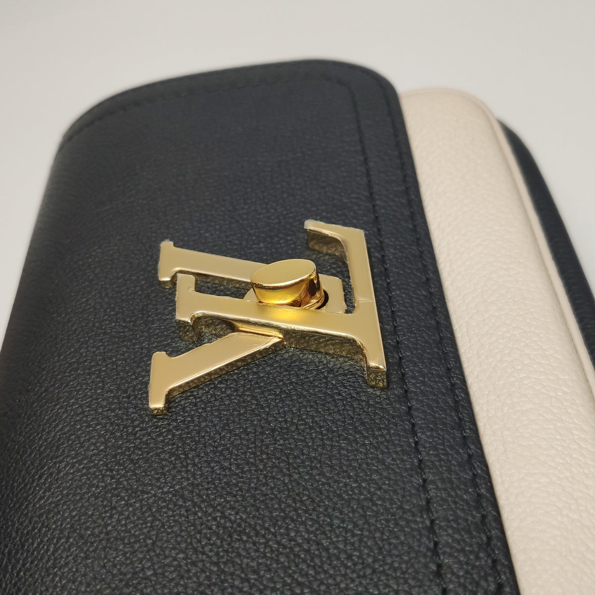 Louis Vuitton Black Crossbody 19 x 13 x 8 cm M58557