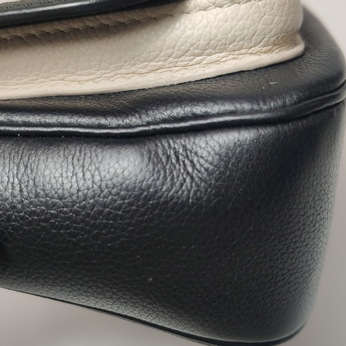 Louis Vuitton Black Crossbody 19 x 13 x 8 cm M58557