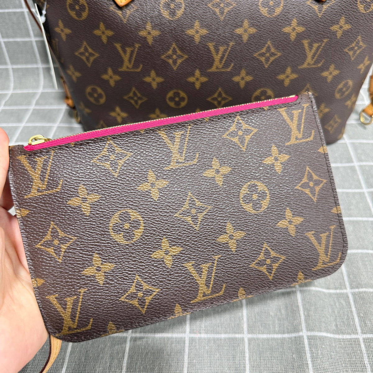 Louis Vuitton Red Length 28 x Width 12.5 x Height 23 cm M41001