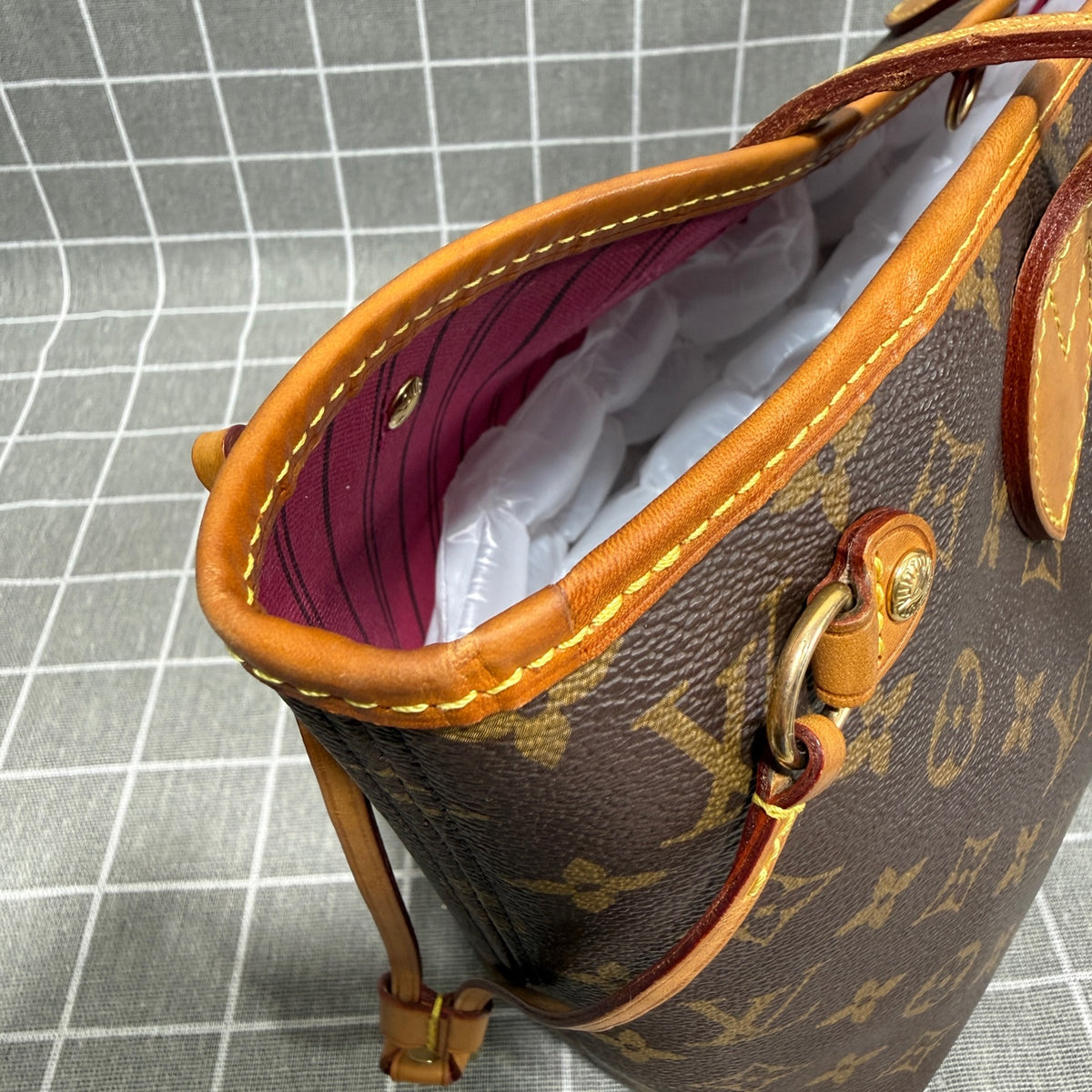 Louis Vuitton Red Length 28 x Width 12.5 x Height 23 cm M41001