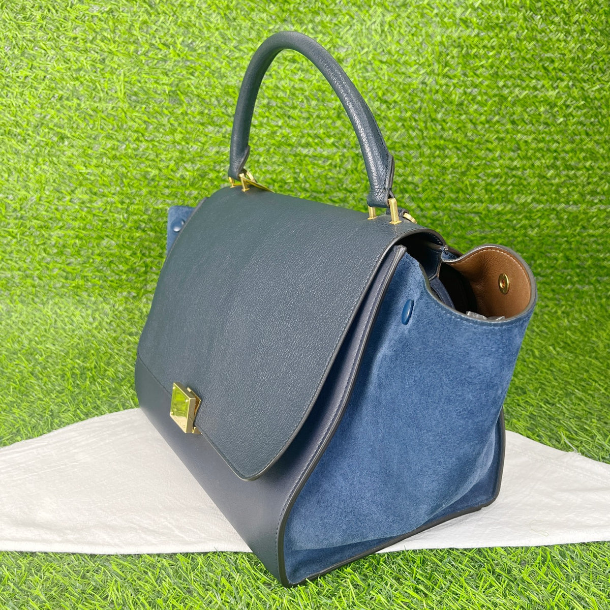 Celine Length 26 cm x Width 15 cm x Height 20 cm 174683MDB.07MI