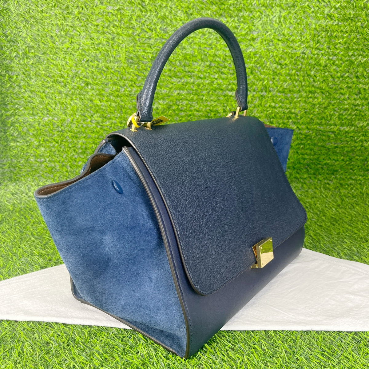 Celine Length 26 cm x Width 15 cm x Height 20 cm 174683MDB.07MI
