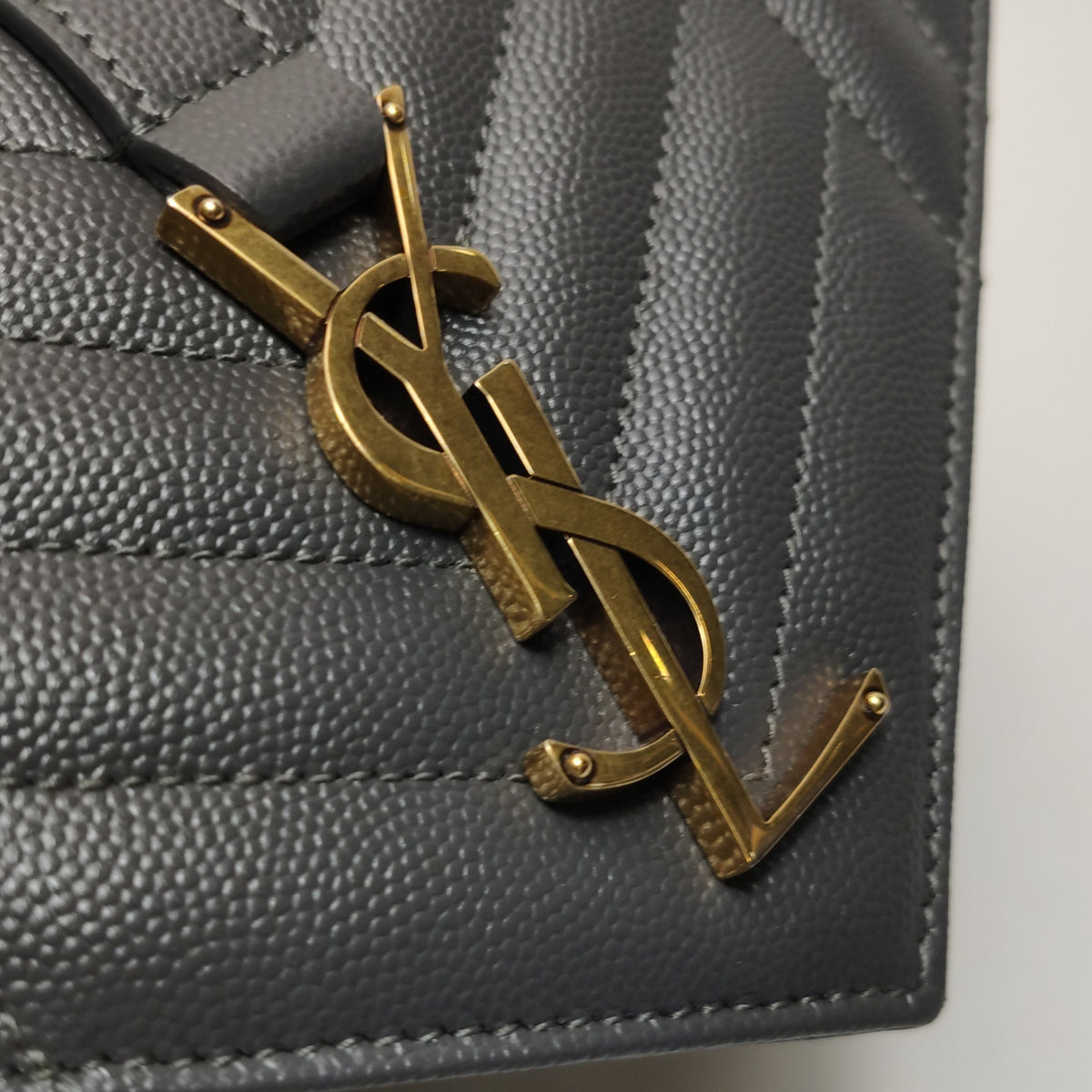 Saint laurent Monogram envelope bag Gray Shoulder Bag 22 x 13 x 6 centimeters 600195BOW911000