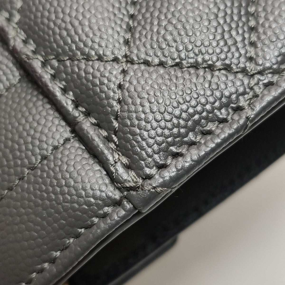 Saint laurent Monogram envelope bag Gray Shoulder Bag 22 x 13 x 6 centimeters 600195BOW911000