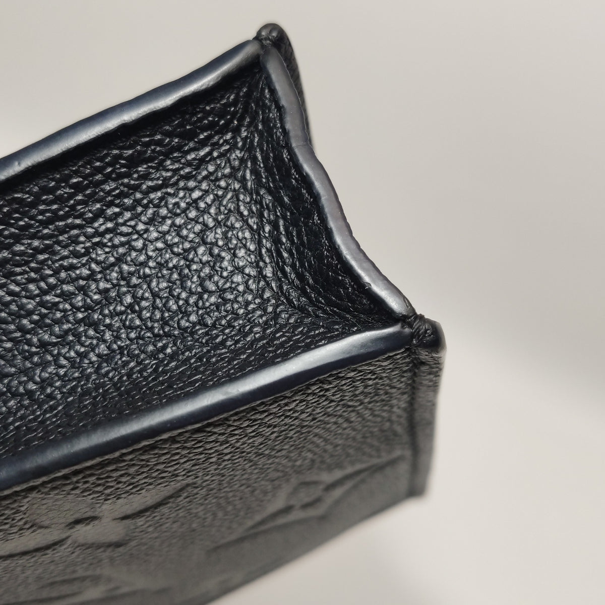 Louis Vuitton Petit Sac Plat Black Crossbody 14 x 17 x 5 M81417