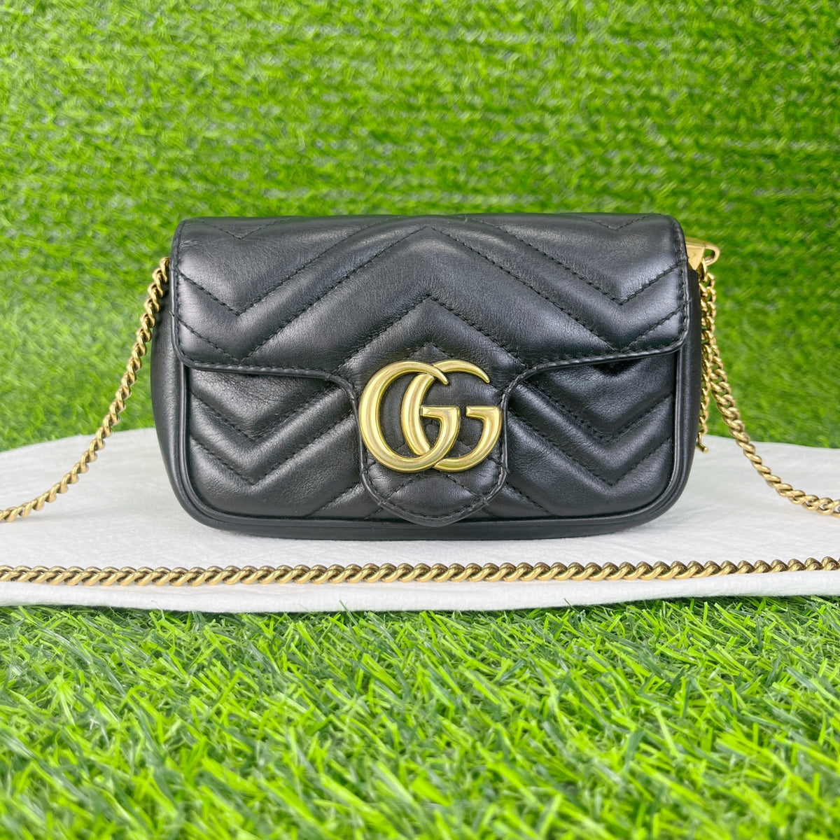 Gucci GG Marmont collection 10 cm (length) x 16.5 cm (width) x 4.5 cm (thickness) 476433 DTDCT 1000