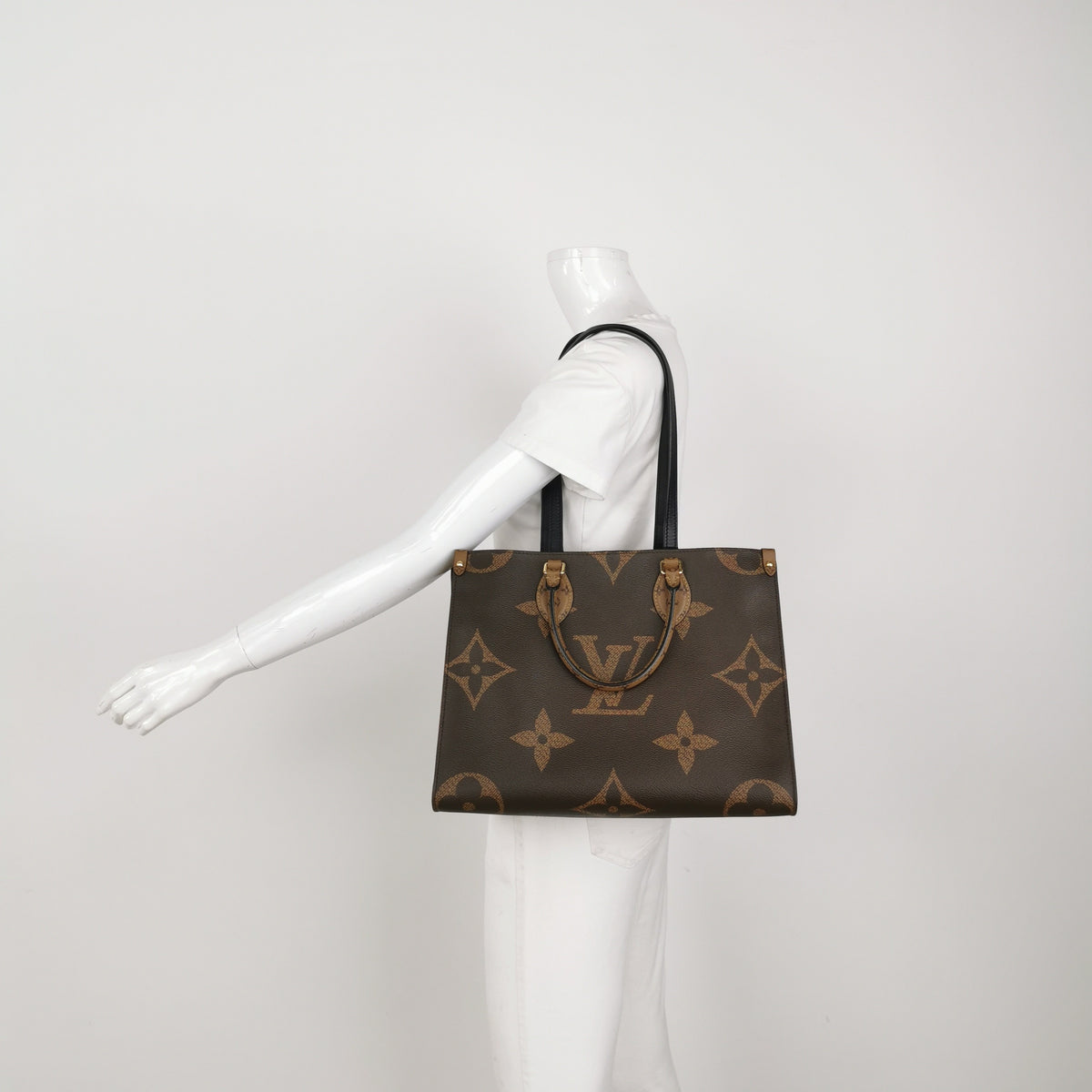 Louis Vuitton Onthego Brown Shoulder Bag 35 x 26 x 14 centimeters (length x height x width) M45321