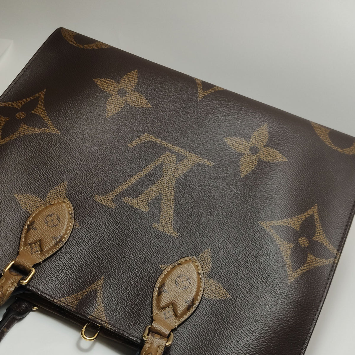 Louis Vuitton Onthego Brown Shoulder Bag 35 x 26 x 14 centimeters (length x height x width) M45321