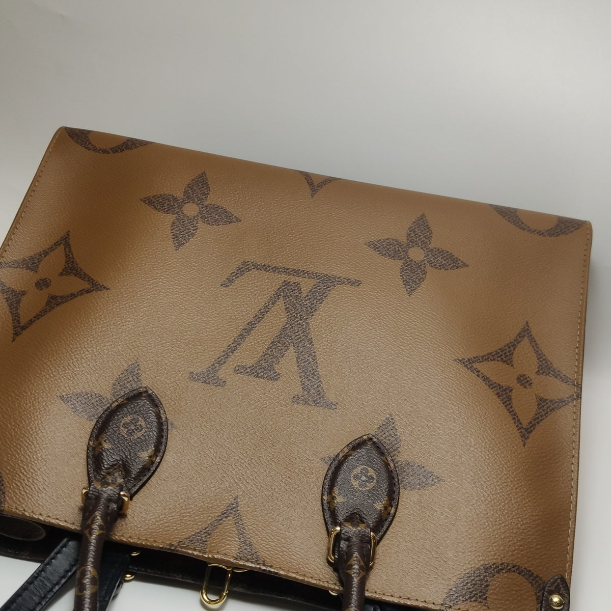 Louis Vuitton Onthego Brown Shoulder Bag 35 x 26 x 14 centimeters (length x height x width) M45321