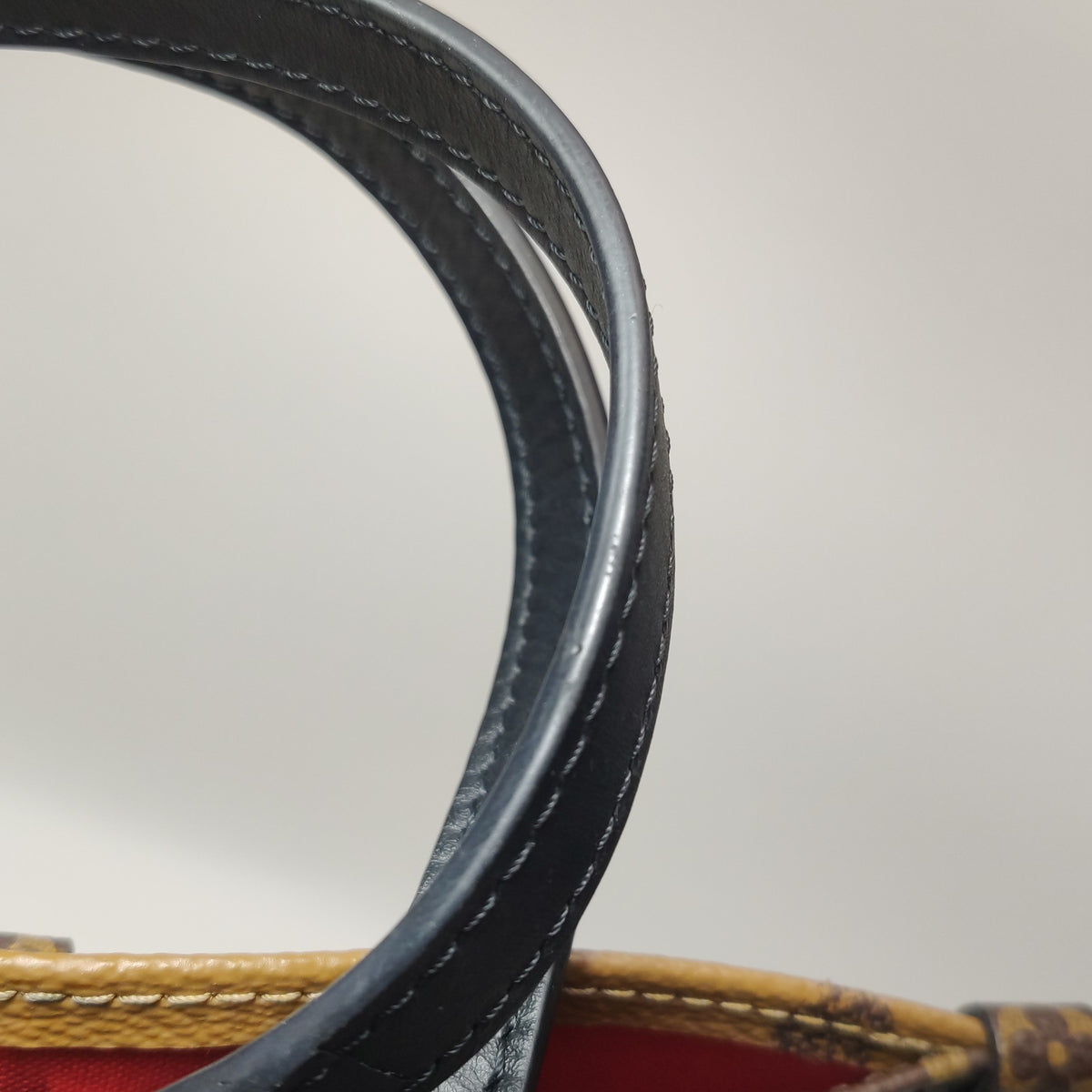 Louis Vuitton Onthego Brown Shoulder Bag 35 x 26 x 14 centimeters (length x height x width) M45321