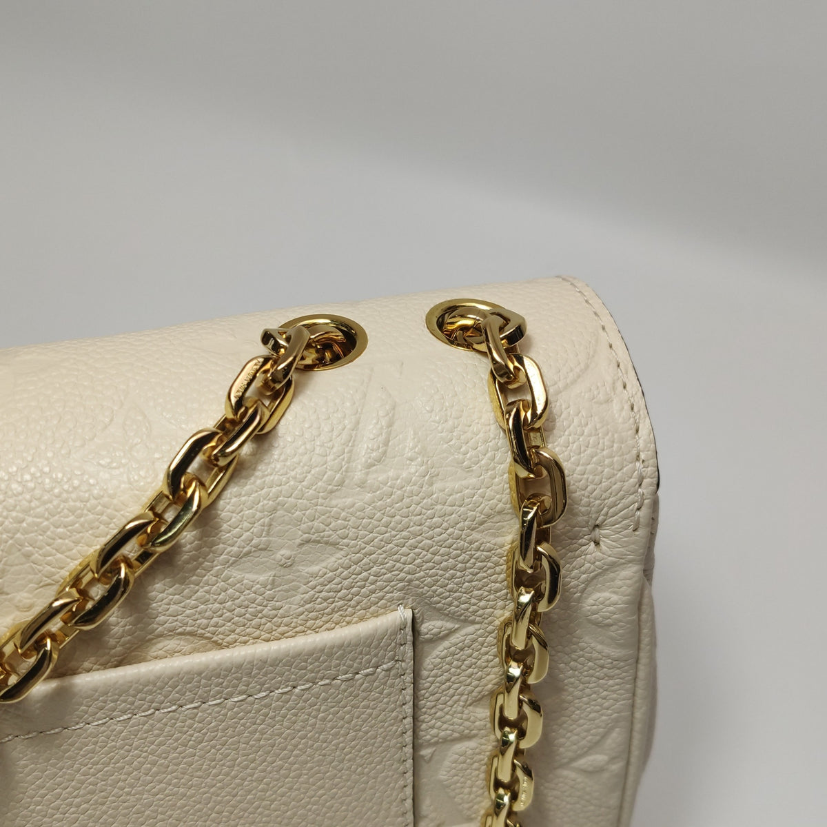 Louis Vuitton Beige Shoulder Bag Length: 25 cm, Height: 15.5 cm, Thickness: 6 cm