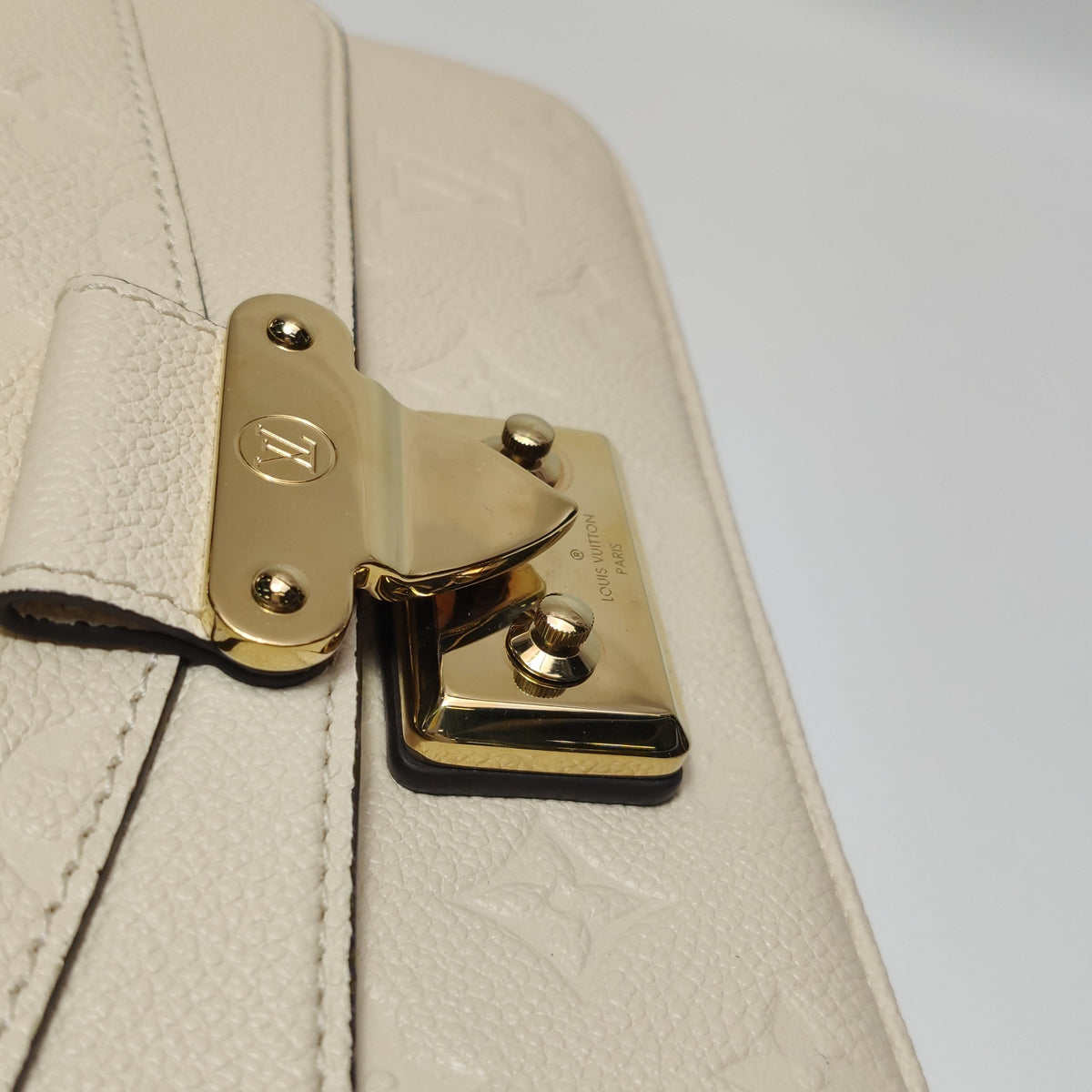 Louis Vuitton Beige Shoulder Bag Length: 25 cm, Height: 15.5 cm, Thickness: 6 cm