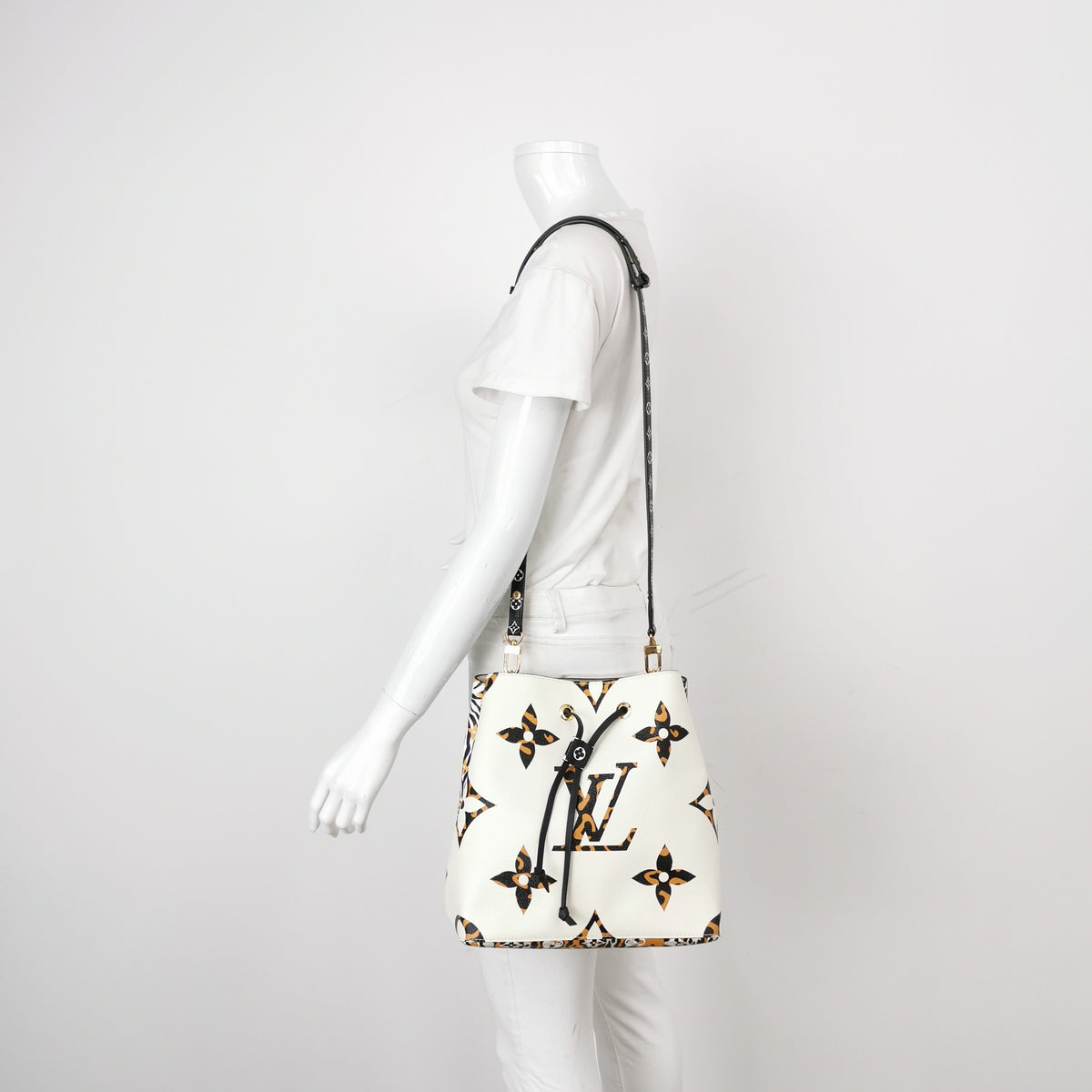 Louis Vuitton White Shoulder Bag Length: 26 cm, Height: 26 cm, Thickness: 17 cm M44679