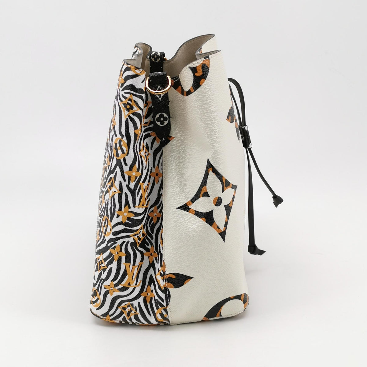 Louis Vuitton White Shoulder Bag Length: 26 cm, Height: 26 cm, Thickness: 17 cm M44679
