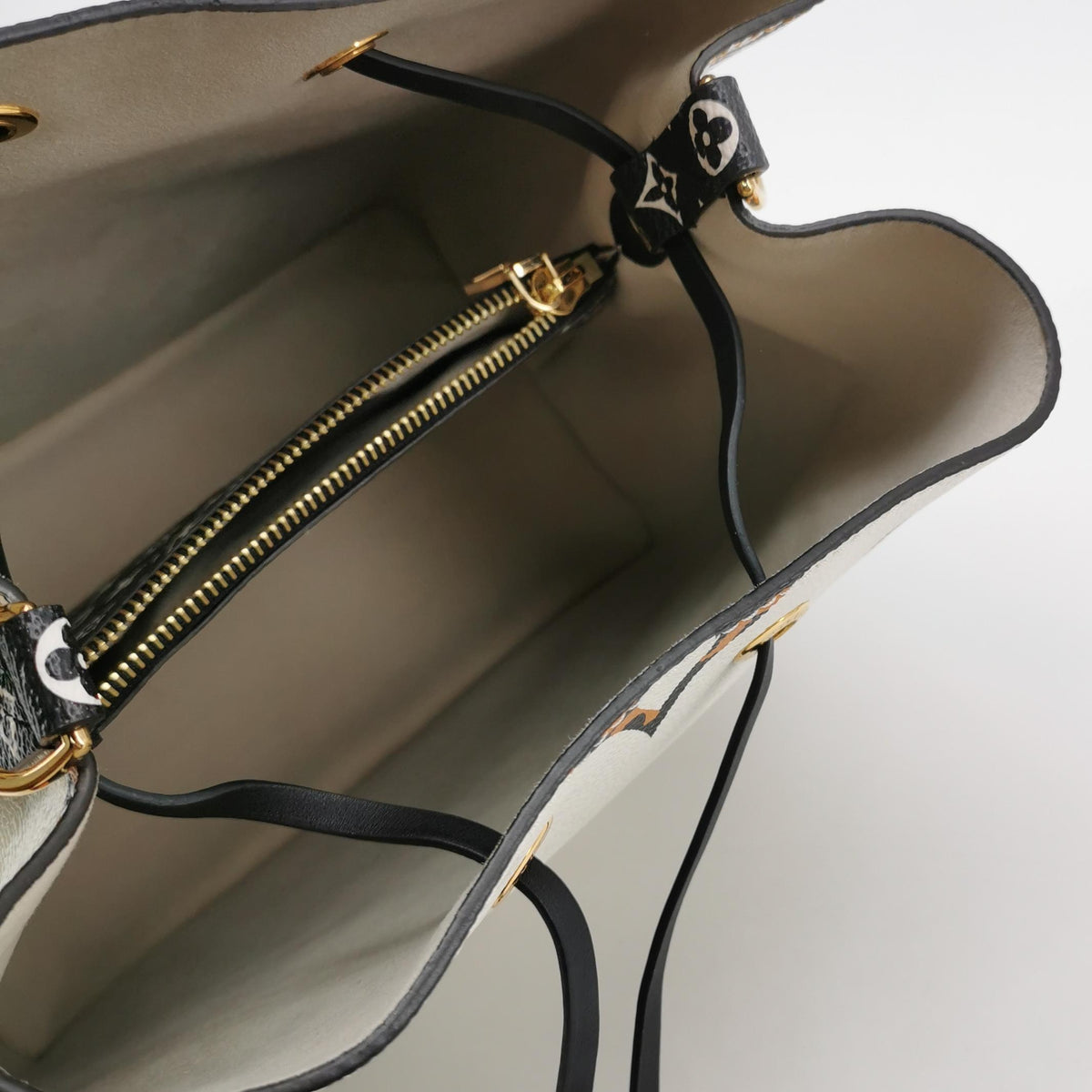 Louis Vuitton White Shoulder Bag Length: 26 cm, Height: 26 cm, Thickness: 17 cm M44679