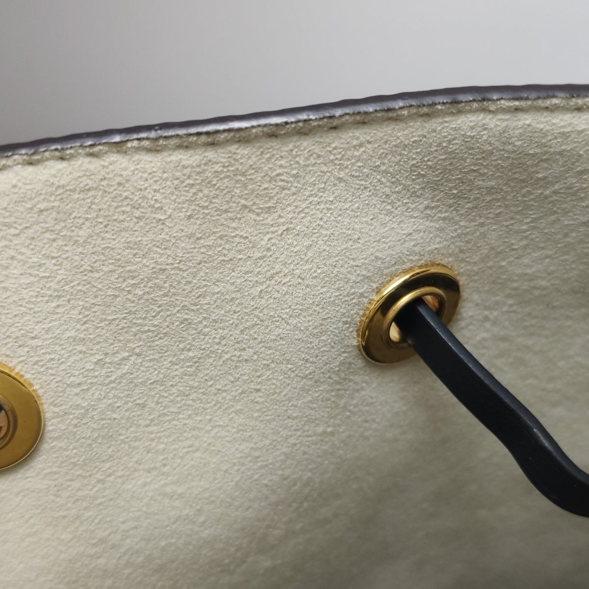 Louis Vuitton White Shoulder Bag Length: 26 cm, Height: 26 cm, Thickness: 17 cm M44679