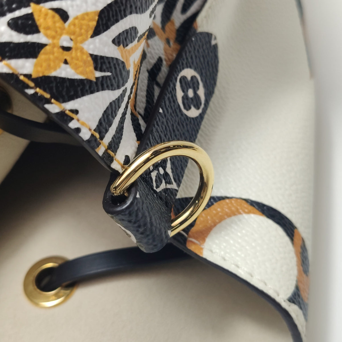 Louis Vuitton White Shoulder Bag Length: 26 cm, Height: 26 cm, Thickness: 17 cm M44679