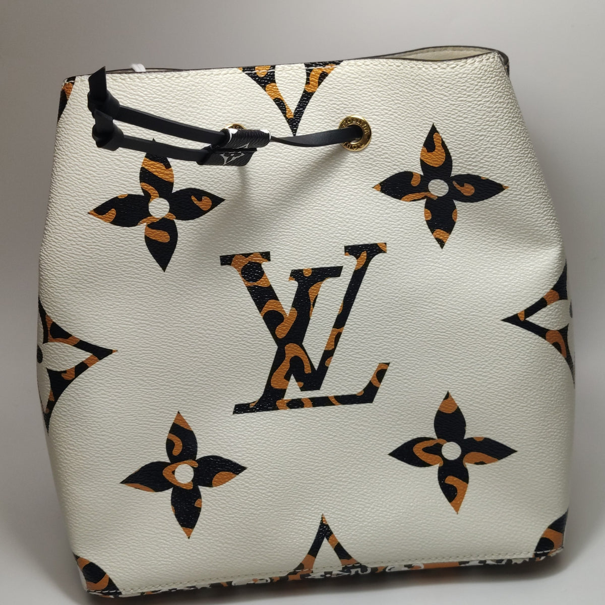 Louis Vuitton White Shoulder Bag Length: 26 cm, Height: 26 cm, Thickness: 17 cm M44679