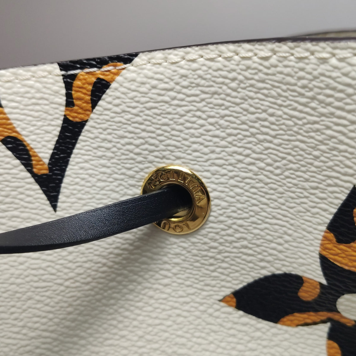 Louis Vuitton White Shoulder Bag Length: 26 cm, Height: 26 cm, Thickness: 17 cm M44679