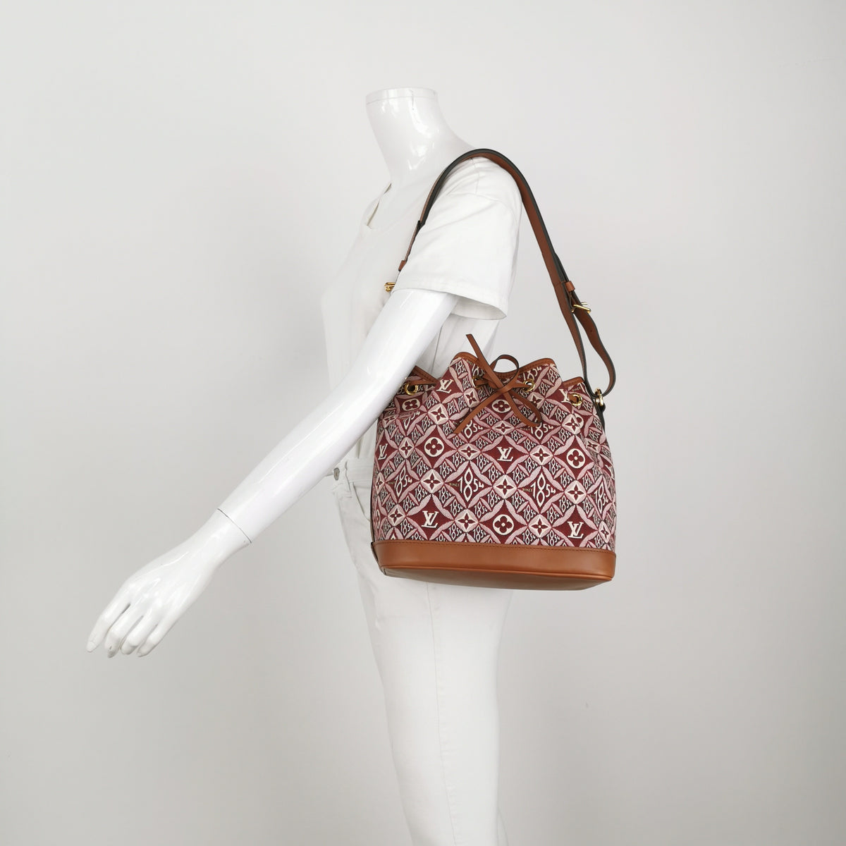 Louis Vuitton Canvas Red Shoulder Bag Length: 25.5 cm, Height: 25.5 cm, Thickness: 19.5 cm M57154