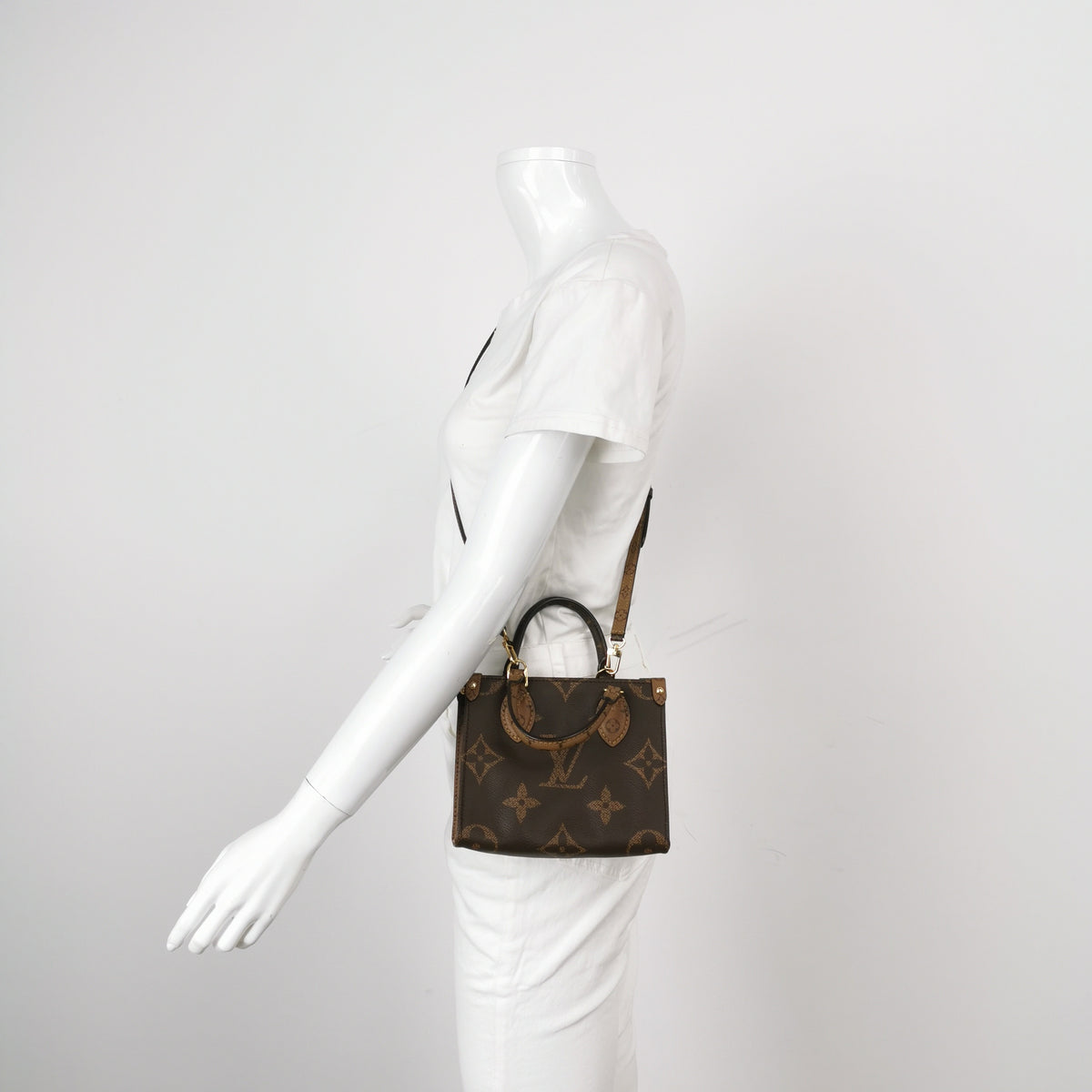 Louis Vuitton ONTHEGO BB Handbag Brown Shoulder Bag Length: 18 cm, Height: 15 cm, Thickness: 8 cm M46839